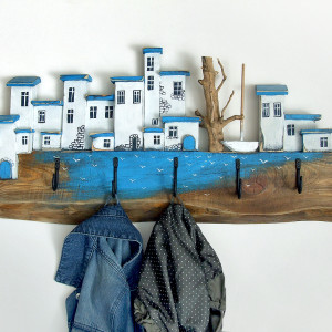 Drewniany, duży wieszak z domkami - Wakacje na Cykladach