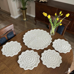 Komplet szydełkowych podkładek pod talerze