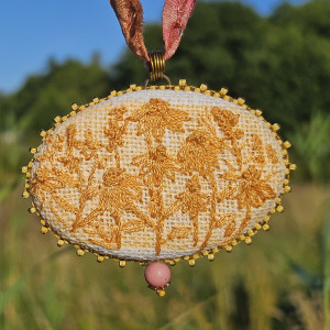 Rustykalny naszyjnik z haftem