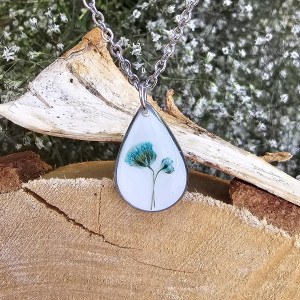 Srebrna zawieszka srebrny wisiorek kwiat naszyjnik żywica z żywicy kwiaty łezka łza gipsówka gipsówką niebieską