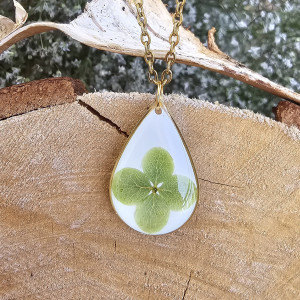 Złota zawieszka złoty wisiorek kwiat naszyjnik żywica z żywicy kwiaty łezka łza kropelka hortensja hortensją hortensje