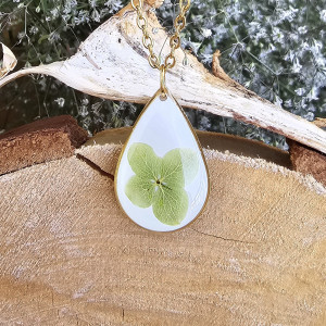 Złota zawieszka złoty wisiorek kwiat naszyjnik żywica z żywicy kwiaty łezka łza kropelka hortensja hortensją hortensje