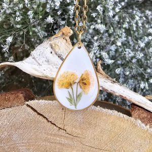 Złota zawieszka złoty wisiorek kwiat naszyjnik żywica z żywicy kwiaty łezka łza kropelka żółta gipsówka