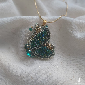 Wisior motyla w kolorze szmaragdowo-złotym