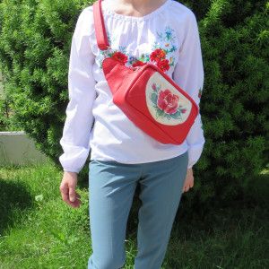 Skórzana torebka-transformer z ręcznym haftem