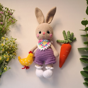 Zestaw dziecięcy: królik z marchewką i ptaszkiem.