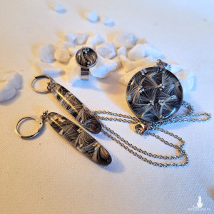 Zestaw naszyjnik, kolczyki i pierścionek.