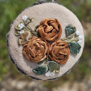 Róże jesienne naszyjnik haft wstążeczkowy