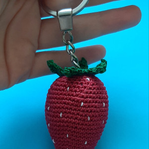 Szydełkowy breloczek "Truskawka" do kluczy