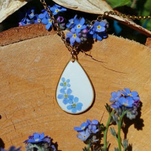 Złota zawieszka złoty wisiorek kwiat naszyjnik żywica z żywicy kwiaty łezka łza niezapominajki z niezapominajkami niezapominajką