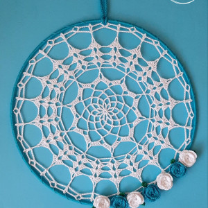 Szydełkowa mandala z różyczkami