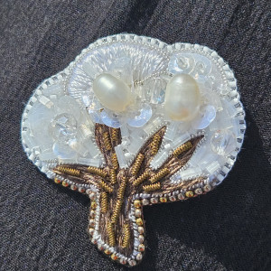 Kwiat bawełny - haftowana broszka z perłami