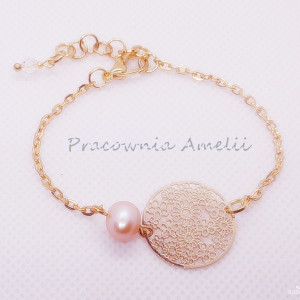 minimalistyczna bransoletka z motywem kwiatowym i naturalną perłą