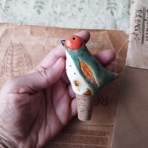 Korek do wina z ptaszkiem o nakrapianym brzuszku