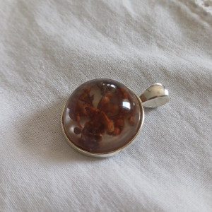 Zawieszka -  brązy i rudości zatopione w żywicy