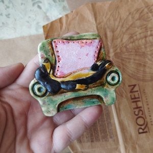 Jamnik na fotelu magnes