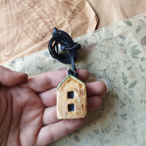 Wisior beżowy domek