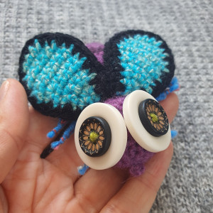 Broszka szydełkowa mucha 074