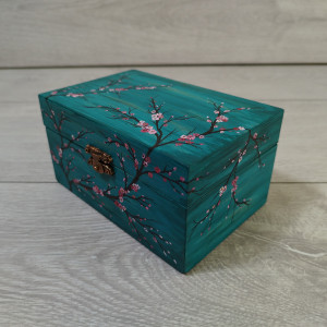 Ręcznie malowane turkusowe pudełko z kwitnącą gałązką wiśni, pudełko na biżuterię, pudełko na drobiazgi, pudełko do przechowywania, pudełko o wyjątkowym designie, prezent dla kobiet.