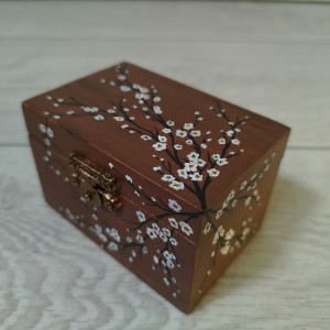 Ręcznie malowane drewniane pudełko z kwitnącą gałązką jabłoni, Pudełko na biżuterię, Pudełko na drobiazgi, Przechowywanie biżuterii, Pudełko o wyjątkowym designie, Prezent dla kobiet