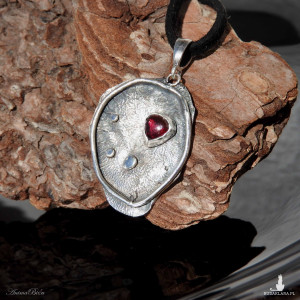 Wisiorek srebrny z granatem rękodzieło