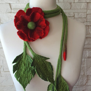 Filcowany lariat z broszką