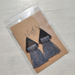 Kolczyki boho makrama wiszące lekkie - CZARNO-SZARE TRÓJKĄTY