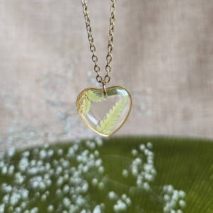 Złota zawieszka złoty wisiorek kwiat naszyjnik żywica z żywicy kwiaty z kwiatami serce serduszko  paproć paprocią paprotka listki liście