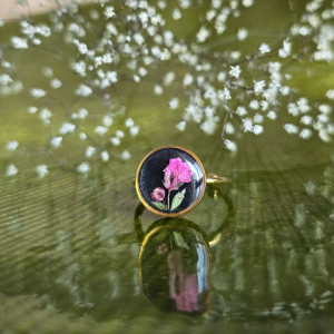 Złoty pierścionek regulowany kwiaty z kwiatami kwiatem duży czarny różowa gipsówka