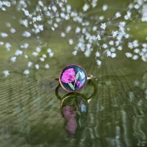 Złoty pierścionek regulowany kwiaty z kwiatami kwiatem duży czarny różowa gipsówka