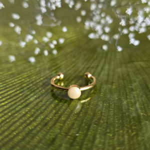 Złoty pierścionek regulowany mleczny