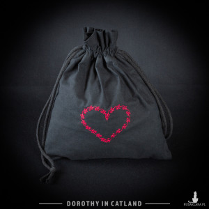 Czarny woreczek prezentowy z sercem - sakiewka