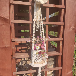 Makramowy kwietnik w stylu Boho z kwiatem