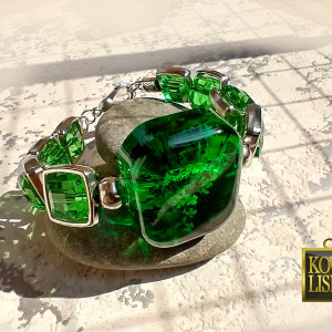 Szmaragd i... - bransoletka z żywicy i szkła
