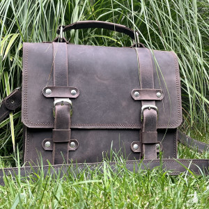 Teczka brązowa skórzana na ramię.