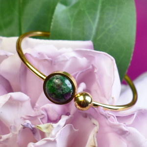 Elastyczna elegancka stalowa złota bransoletka - zoisyt z rubinem #48