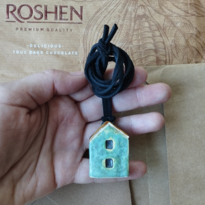 Domek seledynowy wisiorek