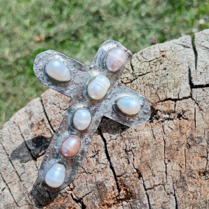 Krzyż z perłami w stylu średniowiecznych ozdób