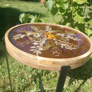 Zachowaj odrobinę lata - stolik z tłem w kolorze bursztynu.