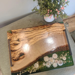 Deska do serwowania z drewnem i kompozycją kwiatową