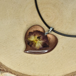 Wisiorek z żywicy serce - Fiołek Trójbarwny zwany Bratkiem