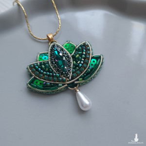 Wisior szmaragdowy kwiat lotosu