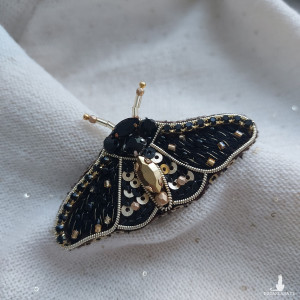 Broszka ćma w kolorze czerni oraz złota