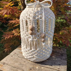 Duży lampion wykonany metodą makramy w stylu Boho