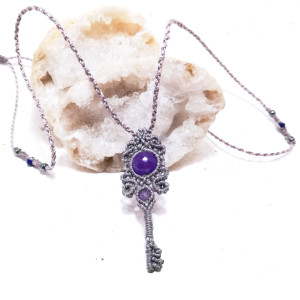 Kluczyk z kamieniami jadeitem i ametystem w makramie naszyjnik regulowany