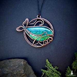 Miedziany wisior z wielorybem