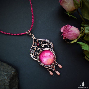 Orientalny wisior z różowym kaboszonem i koralem