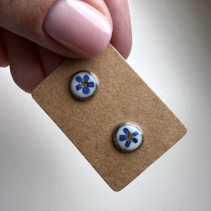 Kolczyki wkrętki z suszoną niezapominajką malutkie,  stal szlachetna/nierdzewna