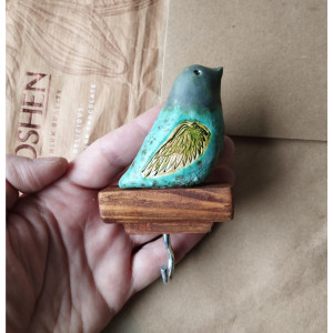 Wieszak z turkusowym nakrapianym ptaszkiem