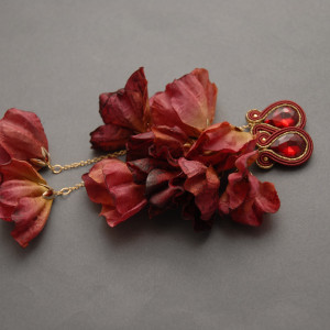 bordowe kolczyki lub klipsy sutasz z kwiatkami